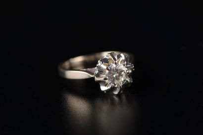 null Bague en or gris 18k griffée d'un diamant rond taille brillant d'environ 0,7...