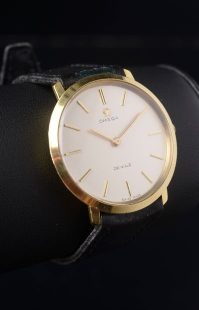 null OMEGA.

Men's wristwatch model "De Ville", the round case in gilded metal, the...
