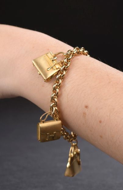 null HERMÈS.

18k yellow gold bracelet "La ronde des sacs" model with jaseron mesh...