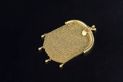 null Small chainmail purse in 18k yellow gold holding four small balls, the clasp...