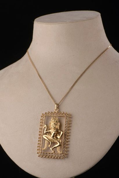 null An 18k yellow gold rectangular pendant with an openwork Cambodian dancer in...