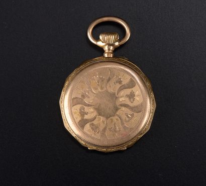 null Pocket watch, the case in 18k yellow gold faceted and chased with foliage, the...