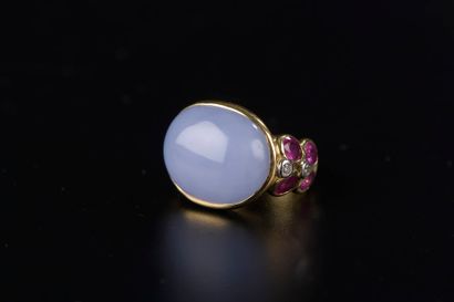 null 18k yellow gold ring set with a chalcedony cabochon of about 13.3 cts, with...