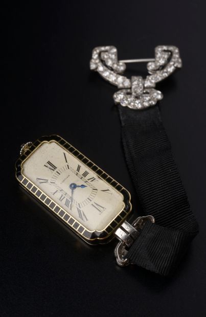 null CARTIER.

Châtelaine with case in platinum 850 thousandths and yellow gold 18k...