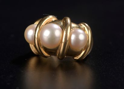 null Band ring in 18k yellow gold with three cultured pearls separated by fine gadroons.

Finger:...