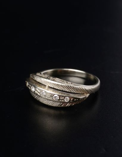 18k white gold ring, the slightly sinuous...