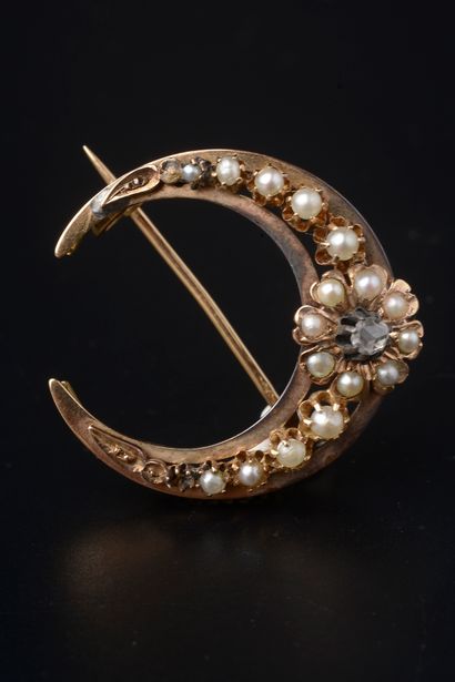 18k rose gold brooch in the shape of a crescent...