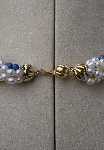 null Necklace with six rows of twisted oval cultured pearls and a row of lapis lazuli...