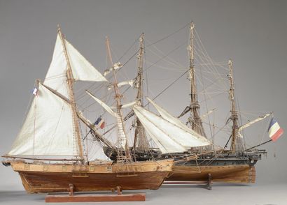 null Deux maquettes de bateaux en bois comprenant une goélette et un trois mâts.

XXe...
