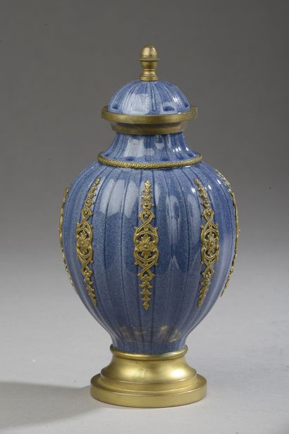 null Paul MILLET (1870-1950).

Vase couvert, le corps godronné en porcelaine bleu...