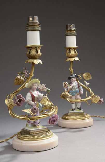 null Paire de lampes en bronze et porcelaine figurant un couple, la monture à décor...