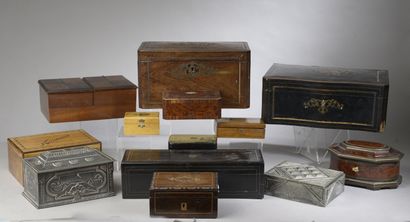 null Treize boîtes ou coffrets en bois, bois de placage ou métal.

Fin du XIXe siècle.

Haut....