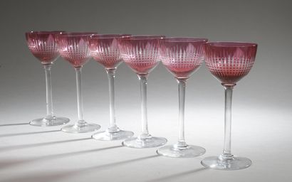 null Six verres à vin à pied, à coupes en cristal rose taillé d'un quadrillage (éclat...