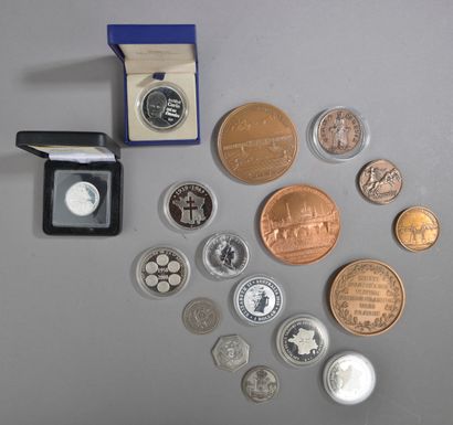 null Lot de 9 refrappes de médailles anciennes comprenant :





- Médaille en cuivre...