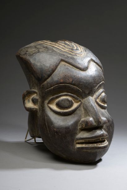 null Cameroon BAMOUN mask (split and glued). 

Wood and kaolin.

Height : 36 cm....