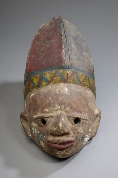 null YOROUBA / YORUBA "gélédé" mask, Nigeria. 

Polychrome wood.

Height : 41 cm...