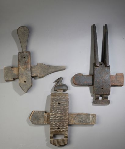 null Three BAMBARA / BAMANA hut locks, Mali. 



Wood and metal.



Height : 43 cm...
