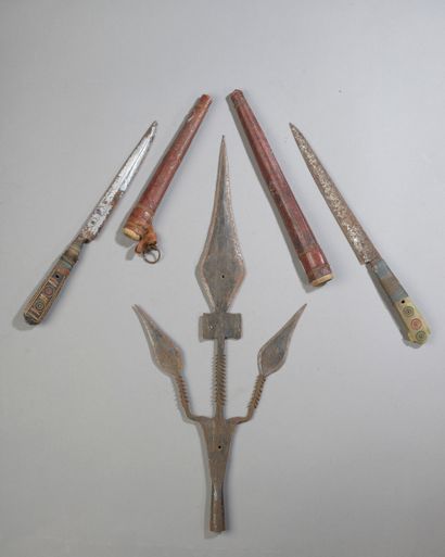 null Two daggers, Algeria. 

Length : 30 cm and 34 cm



A central African spearhead...