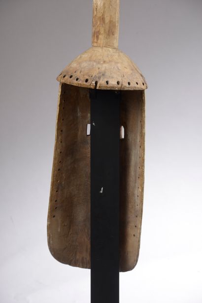null BOBO mask, Burkina Faso. 



Polychrome wood and fibers.



Height : 150 cm...