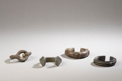 null Set of four bracelets, West Africa.

Alloy.

Diameter : between 8 and 9 cm



A...