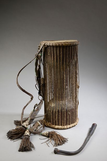 null Armpit drum and its hammer MANDINGUE, Mali. 

Wood and leather.

Height : 50...
