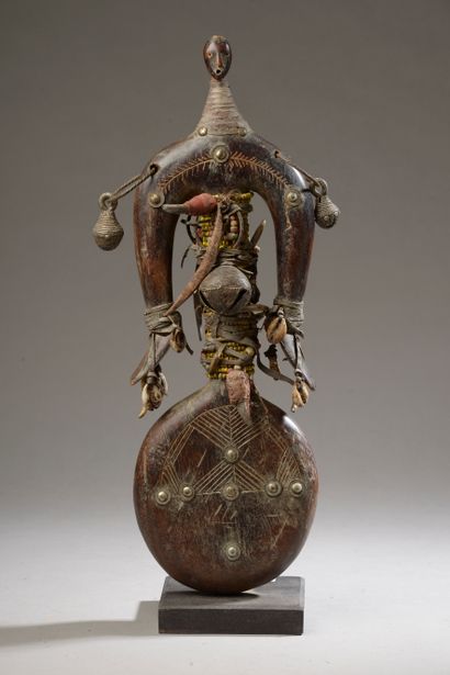 null Janus" NIAMJY doll, Cameroon. 



Wood, beads and various.



Height : 43 cm....