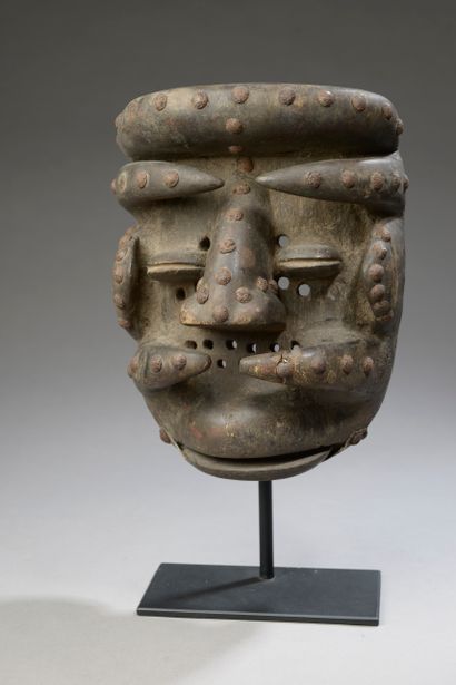 null A WE mask and a BÉTÉ mask, Ivory Coast. 

Wooden.

Height : 34 cm and 28 cm....