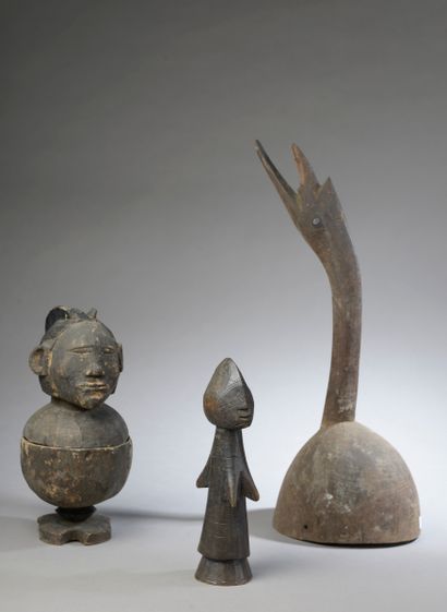 null Set of three Mossi pieces from Burkina Faso, including :

- Tobacco pot. 

Height....