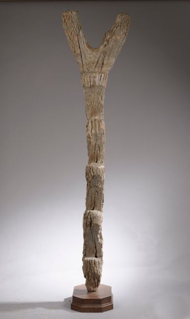 null DOGON ladder, Mali. 



Wooden.



Height : 196 cm 196 cm - Width : 46 cm