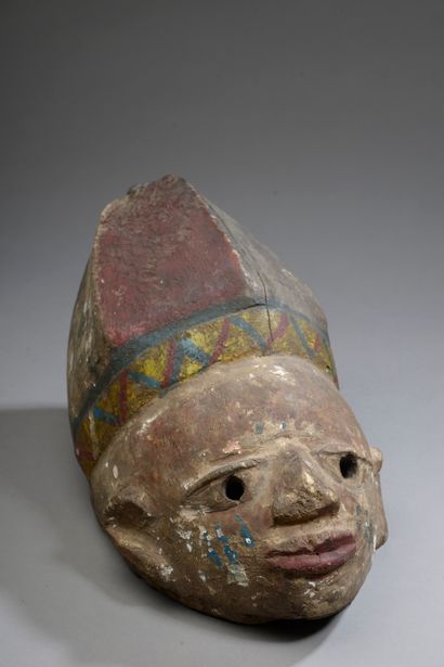 null YOROUBA / YORUBA "gélédé" mask, Nigeria. 

Polychrome wood.

Height : 41 cm...