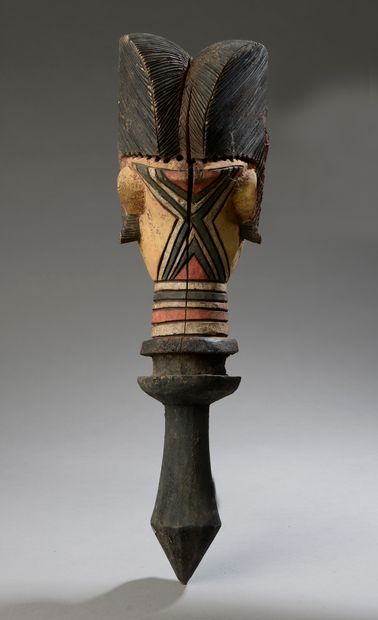 null Marotte "kese kese" KUYU, Congo. 



Polychrome wood.



Height : 54 cm 54 cm...