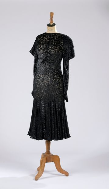 null CHRISTIAN DIOR. 



Black chiffon dress flocked with velvet with a flower pattern,...