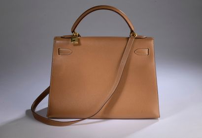 null HERMÈS.

Kelly" 32 cm bag in Courchevel gold leather with white saddle stitching,...