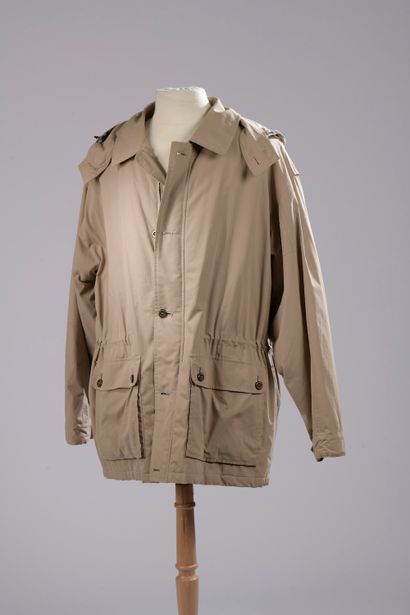 null BURBERRY. 

Parka en gabardine de coton beige, petit col et capuche amovible,...