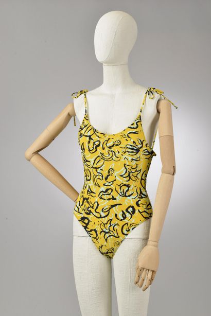 null DVF - Diane Von Fürstenberg.

Size M, Set includes: 1-piece yellow jersey (242),...
