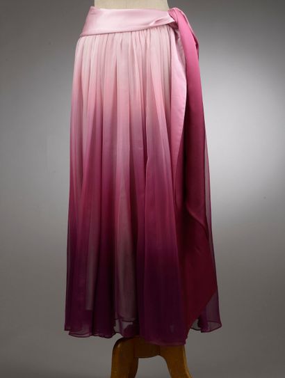 null *Ensemble comprenant : 

- Jupe longue en polyester dans un camaïeu de rose,...