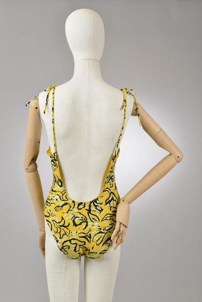 null *DVF - Diane Von Fürstenberg.

Size S, Set includes: 1 piece yellow swimsuit...