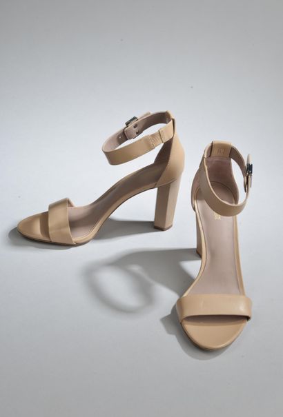 null *DVF - Diane Von Fürstenberg.

Size 36,5, "chainlink nude" heels (550).