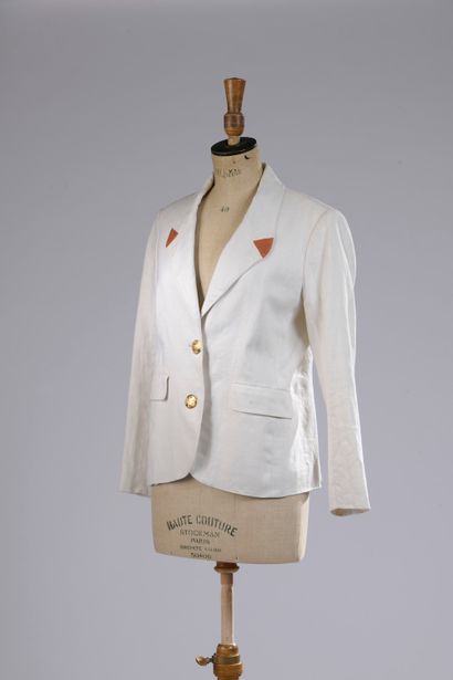 null HERMÈS.



Spencer in white linen, shawl collar with orange triangular inserts,...