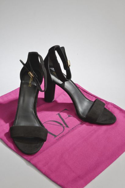 null *DVF - Diane Von Fürstenberg.

Size 38,5, Set includes: black "chainlink" heels...