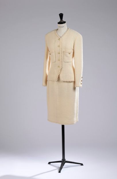 null CHANEL Boutique.



Tailleur en tweed de laine blanc cassé gansé, la veste sans...