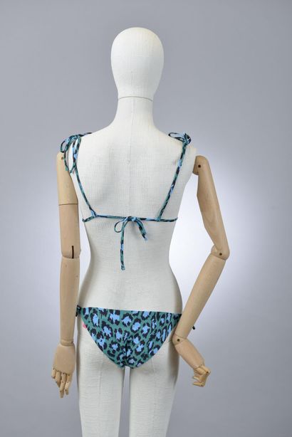 null *DVF - Diane Von Fürstenberg.

Size M, Set includes: blue leopard 2-piece swimsuit...