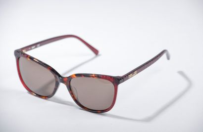 null DVF - Diane Von Fürstenberg.

Set includes: pair of brown panther print sunglasses,...