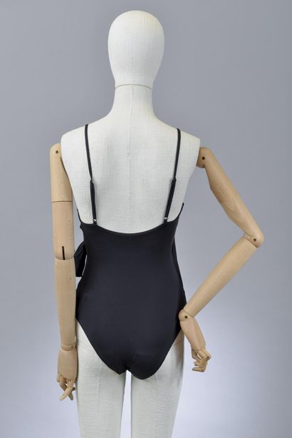 null *DVF - Diane Von Fürstenberg.

Size M, Set includes: 1 piece black swimsuit...