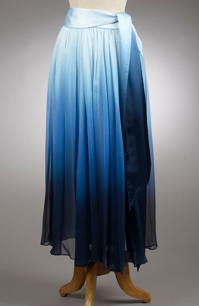 null *Ensemble comprenant : 

- Jupe longue en polyester dans un camaïeu de bleu,...