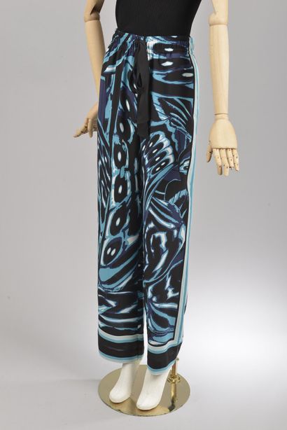 null *DVF - Diane Von Fürstenberg.

Size L. Set includes: blue wing pants (187),...