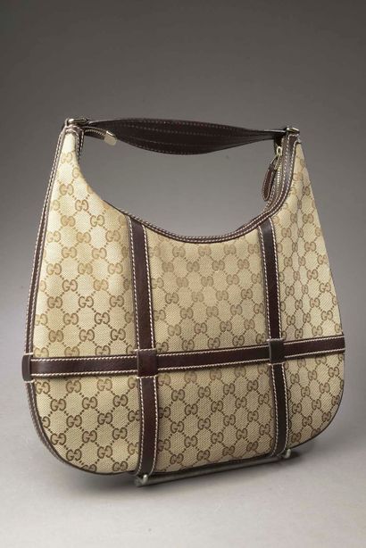 null GUCCI.

Shoulder bag in monogrammed canvas trimmed with chocolate leather, zipper...