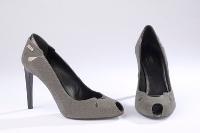 null ARMANI.



Pair of peep toe pumps in textured leather and grey metallic.



T....