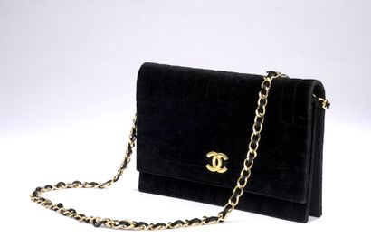 null CHANEL.

Quilted black velvet bag with vertical and horizontal stitching, shoulder...