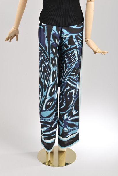 null *DVF - Diane Von Fürstenberg.

Size L. Set includes: blue wing pants (187),...